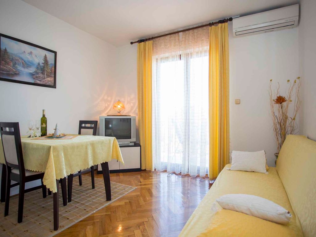 Ferienwohnung mit Balkon, Grillmöglichkeit und Garten in Rovinj