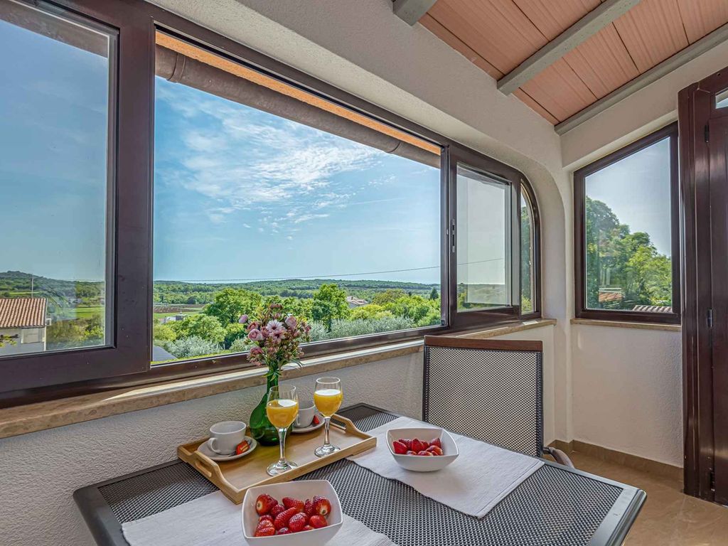 Apartment mit Balkon, Klimaanlage, Wi-Fi, Parkplatz und Blick auf den Garten