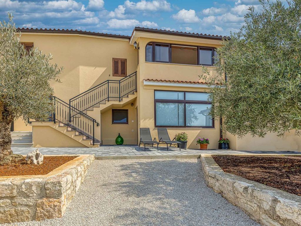 Apartment mit Balkon, Klimaanlage, Wi-Fi, Parkplatz und Blick auf den Garten