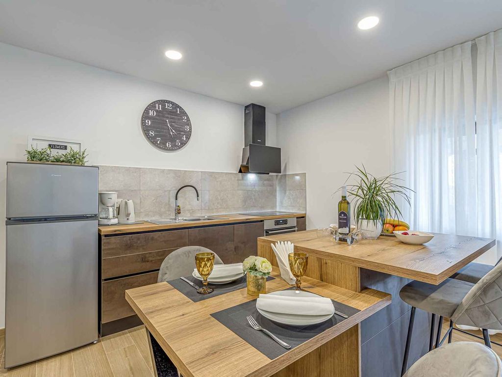 Apartment mit Balkon, Klimaanlage, Wi-Fi, Parkplatz und Blick auf den Garten