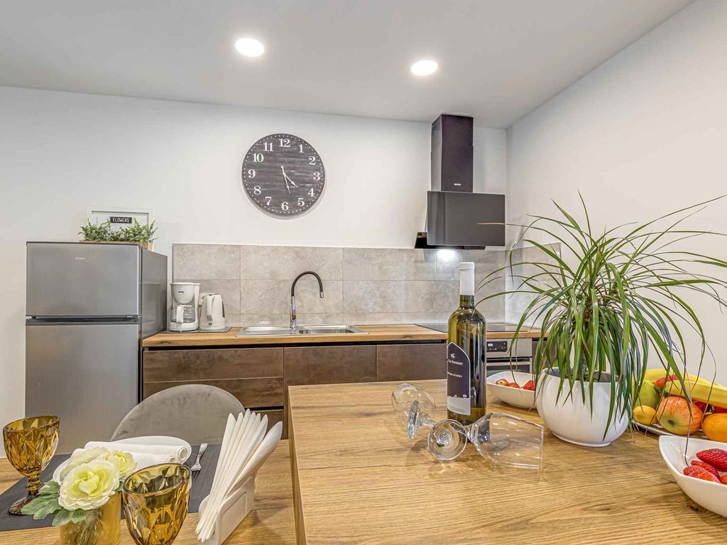 Apartment mit Balkon, Klimaanlage, Wi-Fi, Parkplatz und Blick auf den Garten