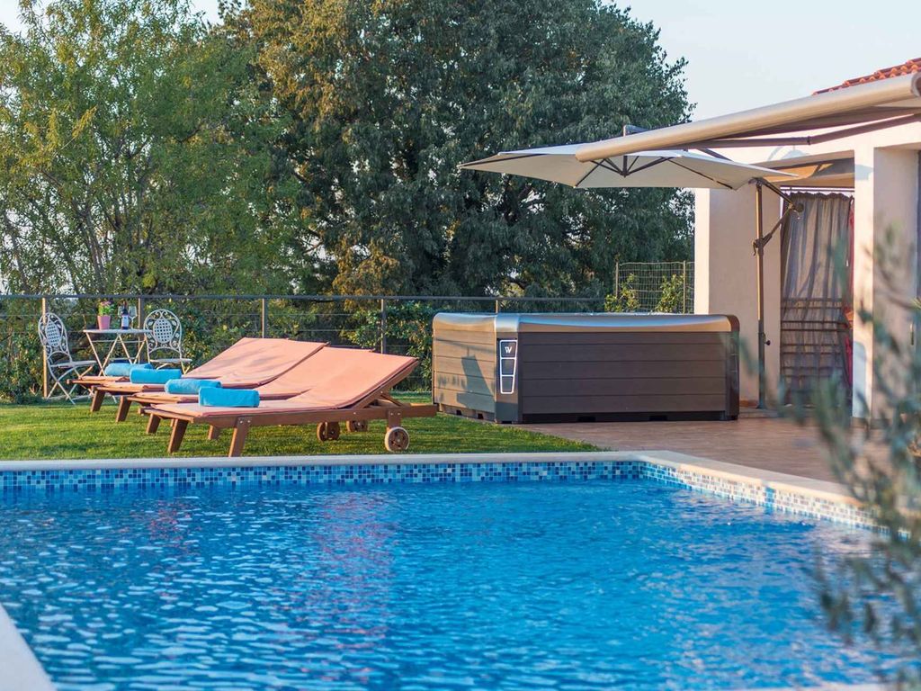 Villa mit Swimmingpool, Whirlpool und Garten