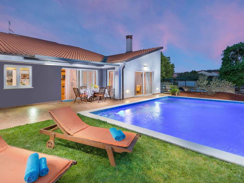 Villa mit Swimmingpool, Whirlpool und Garten