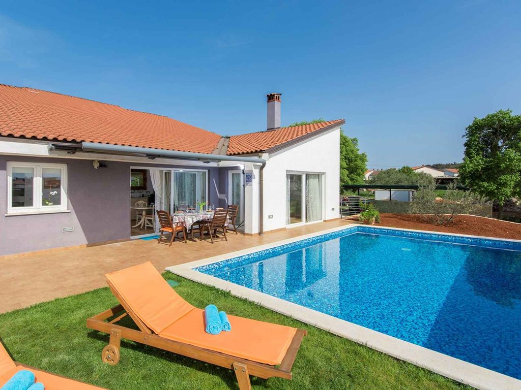 Villa mit Swimmingpool, Whirlpool und Garten