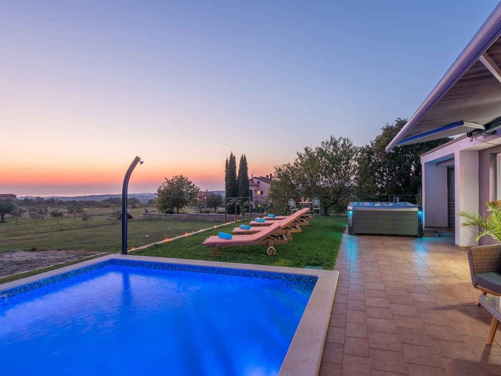 Villa mit Swimmingpool, Whirlpool und Garten