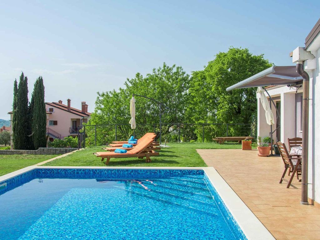 Villa mit Swimmingpool, Whirlpool und Garten