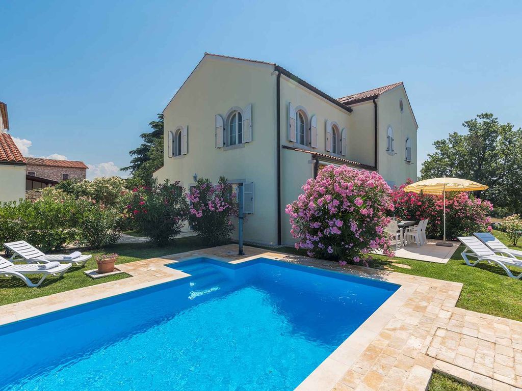 Villa mit Pool und Klimaanlage