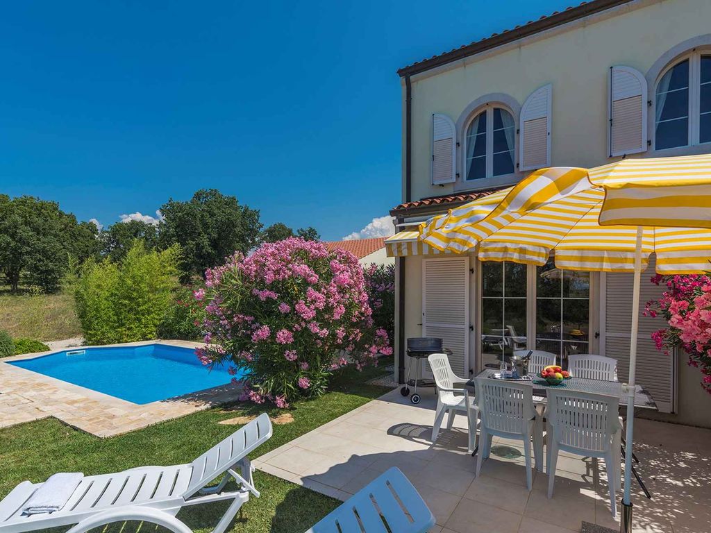 Villa mit Pool und Klimaanlage