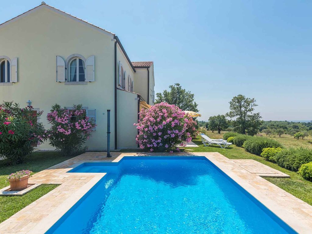 Villa mit Pool und Klimaanlage