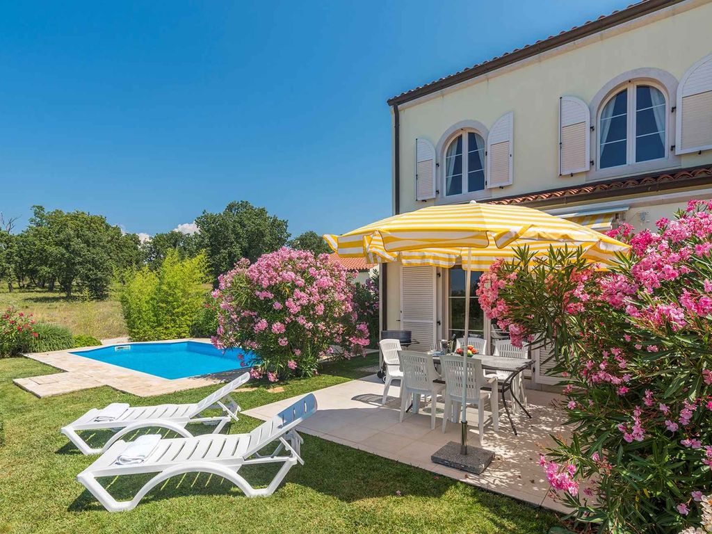 Villa mit Pool und Klimaanlage
