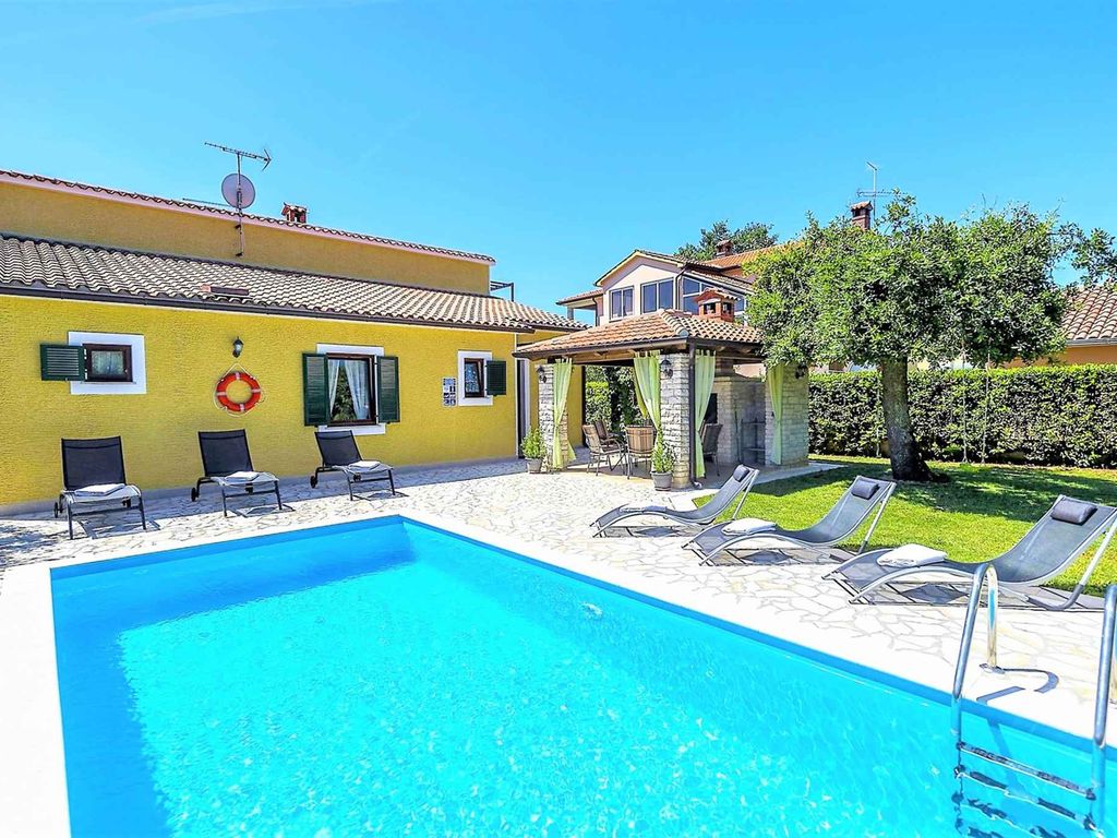 Villa mit Pool und Klimaanlage
