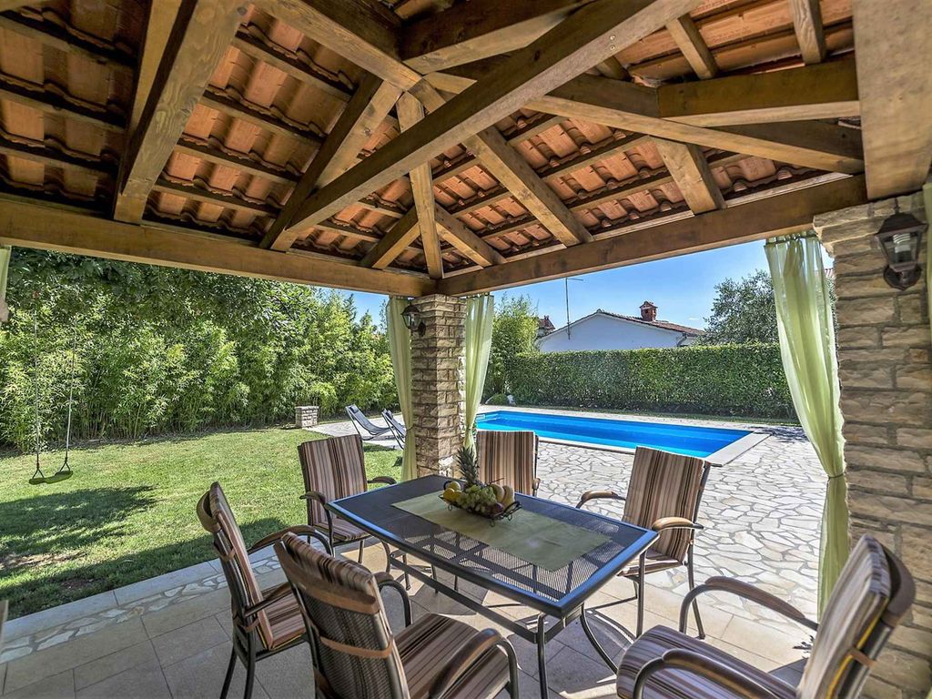 Villa mit Pool und Klimaanlage