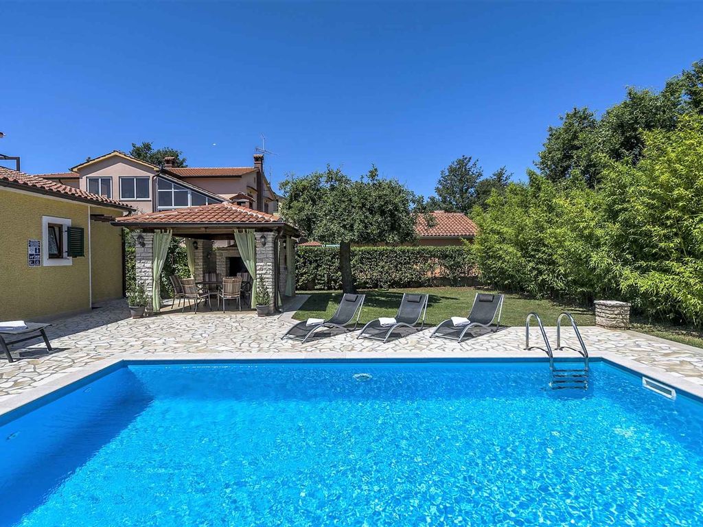 Villa mit Pool und Klimaanlage