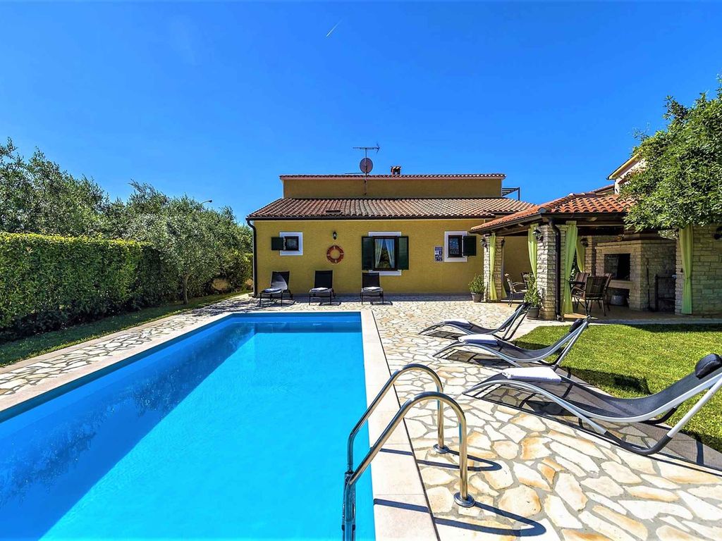 Villa mit Pool und Klimaanlage