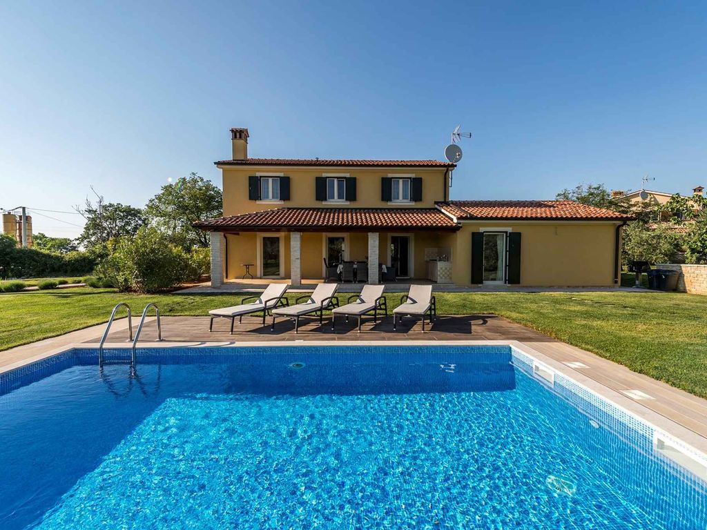Villa mit Pool und Klimaanlage
