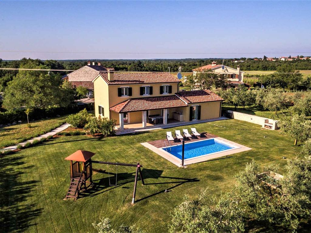 Villa mit Pool und Klimaanlage