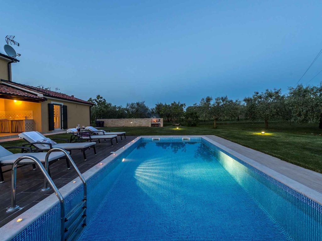 Villa mit Pool und Klimaanlage