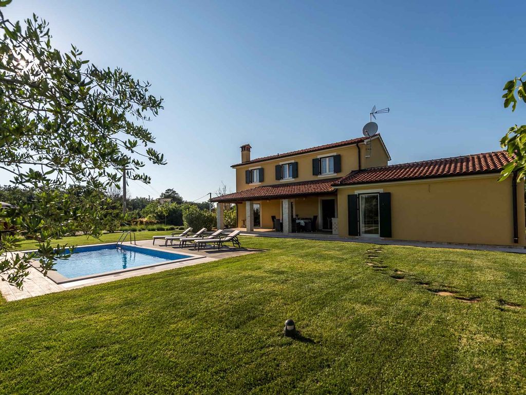 Villa mit Pool und Klimaanlage
