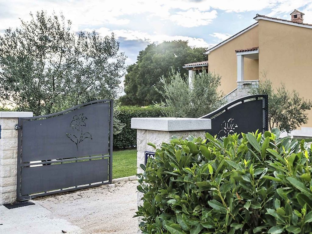 Villa mit Pool und Klimaanlage