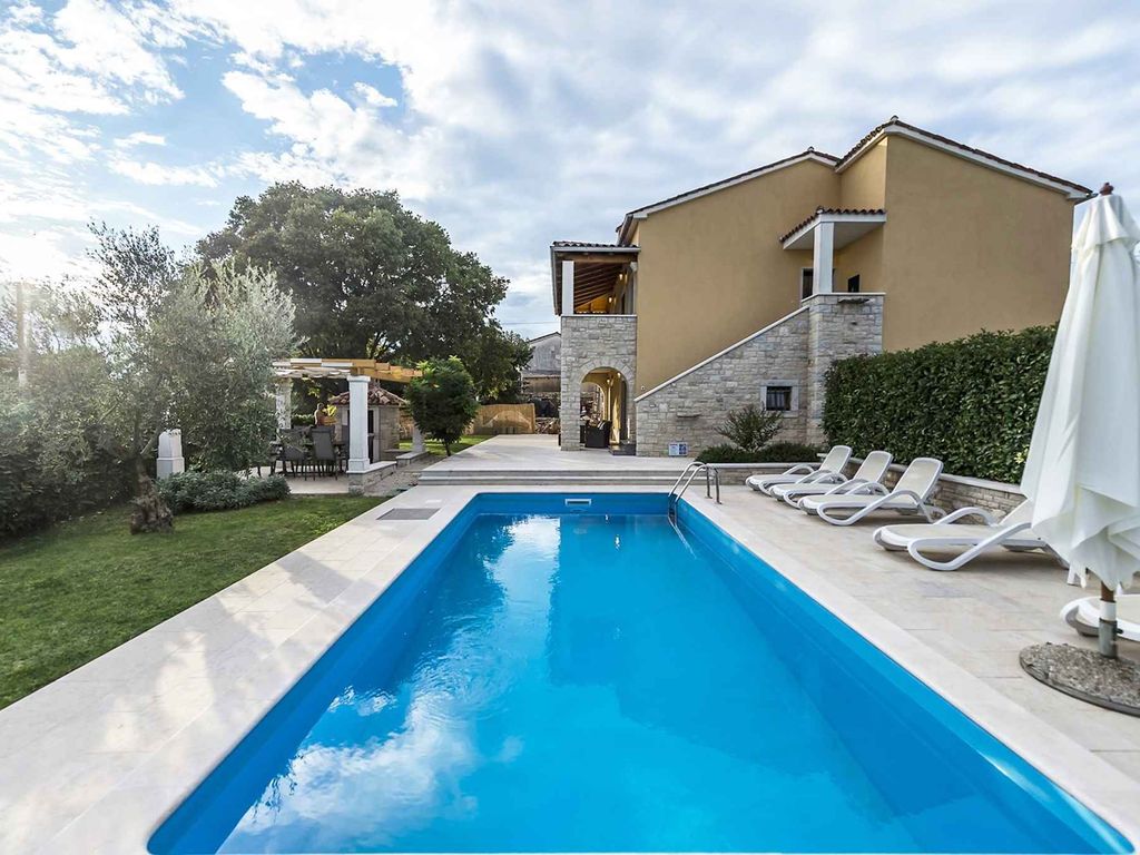 Villa mit Pool und Klimaanlage