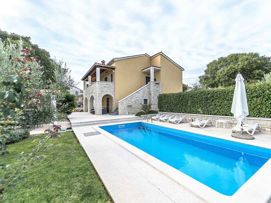 Villa mit Pool und Klimaanlage