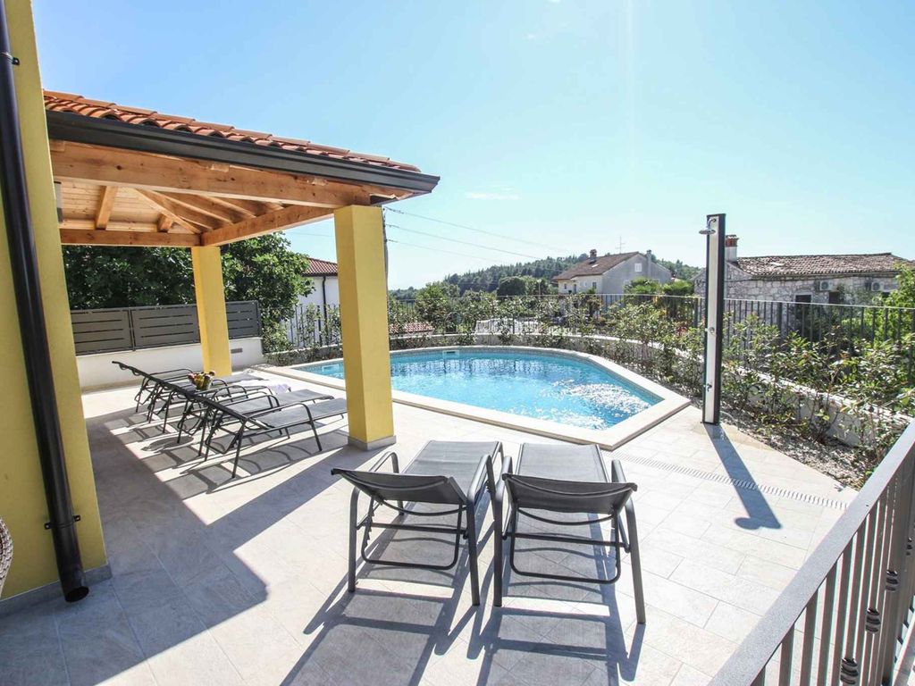 Villa mit Pool und Klimaanlage