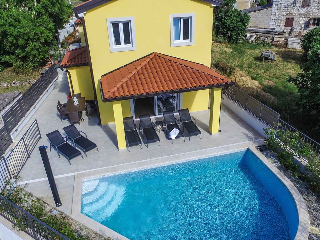 Villa mit Pool und Klimaanlage