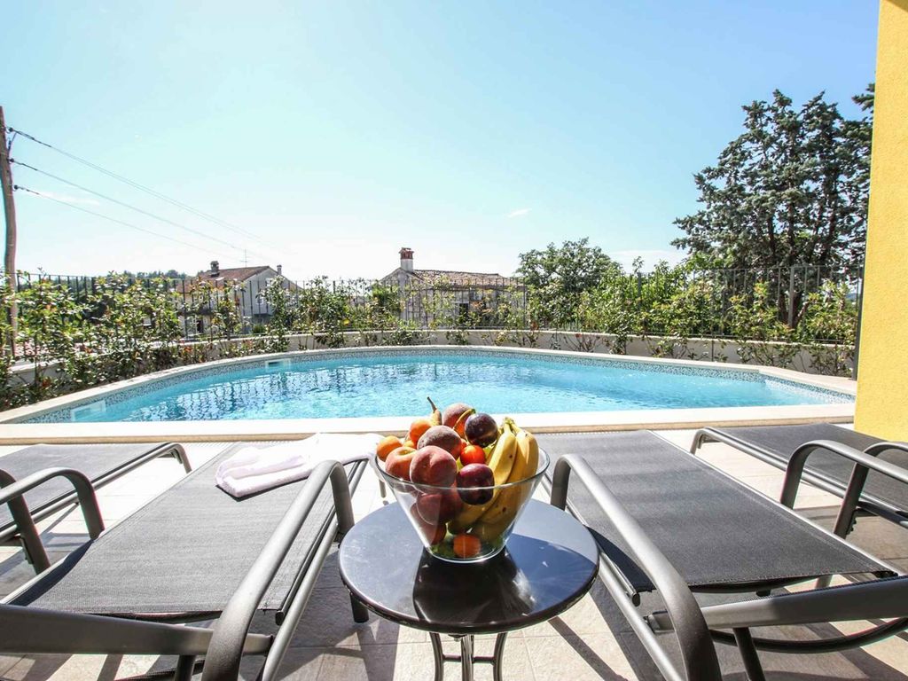 Villa mit Pool und Klimaanlage