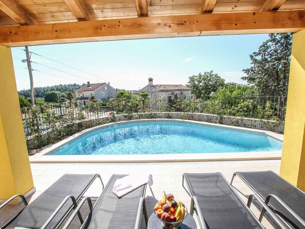 Villa mit Pool und Klimaanlage