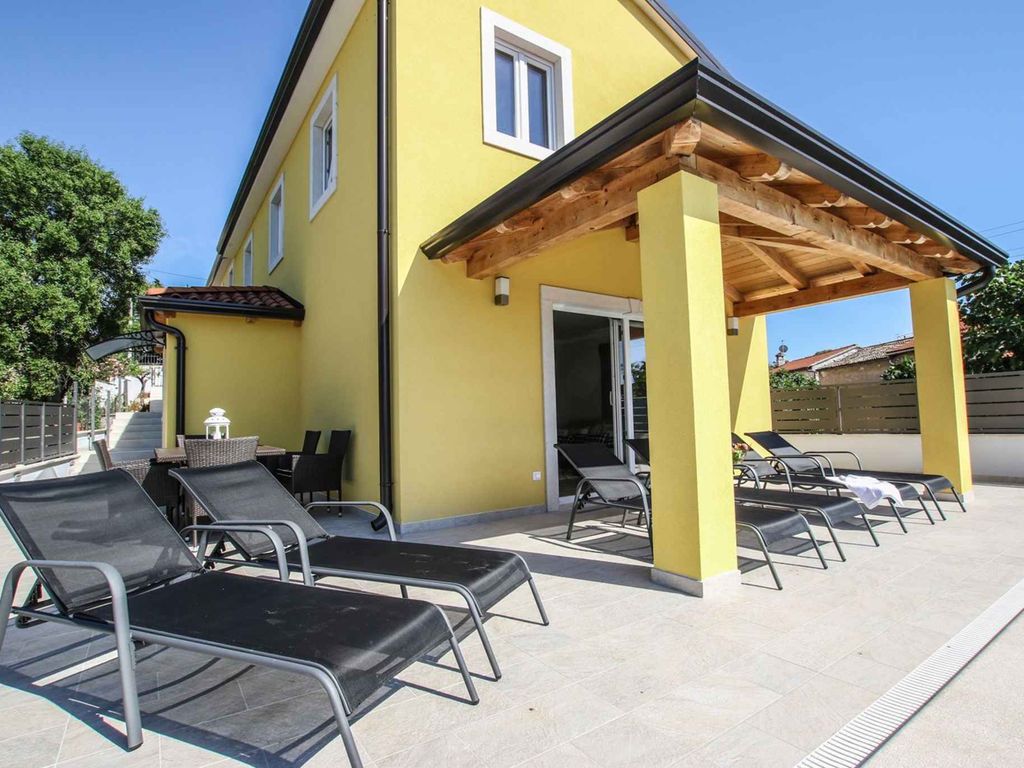 Villa mit Pool und Klimaanlage