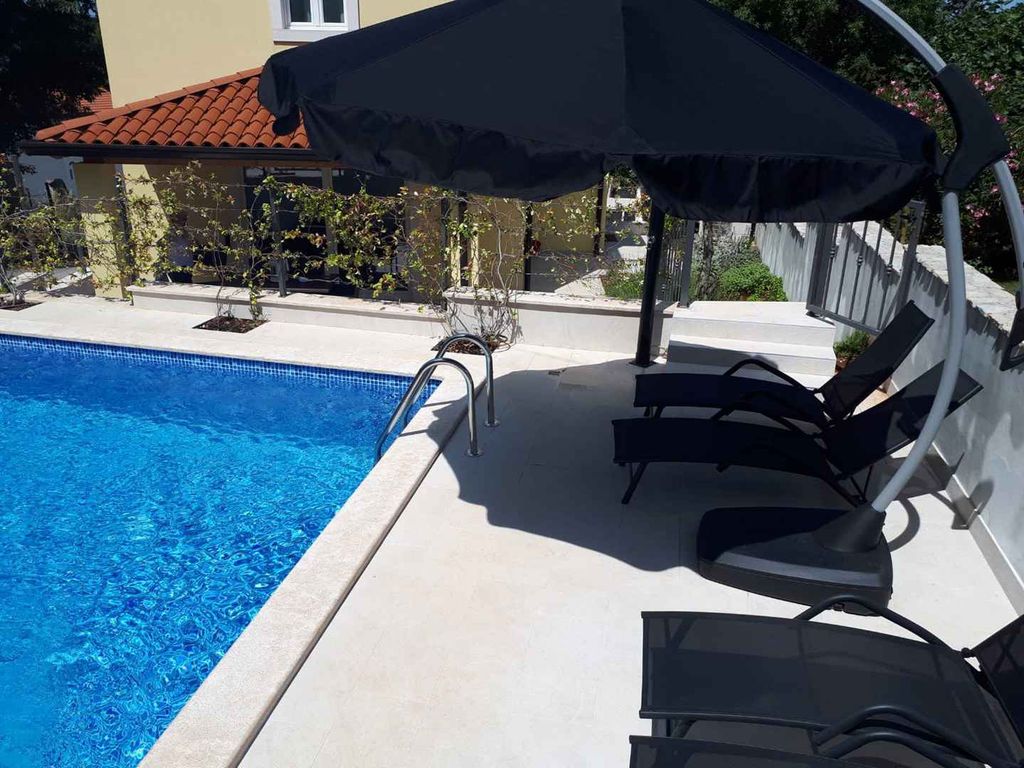 Villa mit Pool und Klimaanlage
