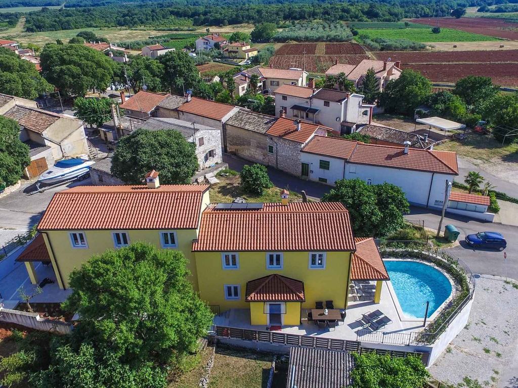 Villa mit Pool und Klimaanlage