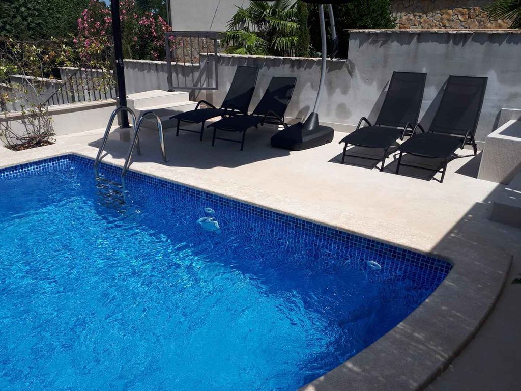 Villa mit Pool und Klimaanlage