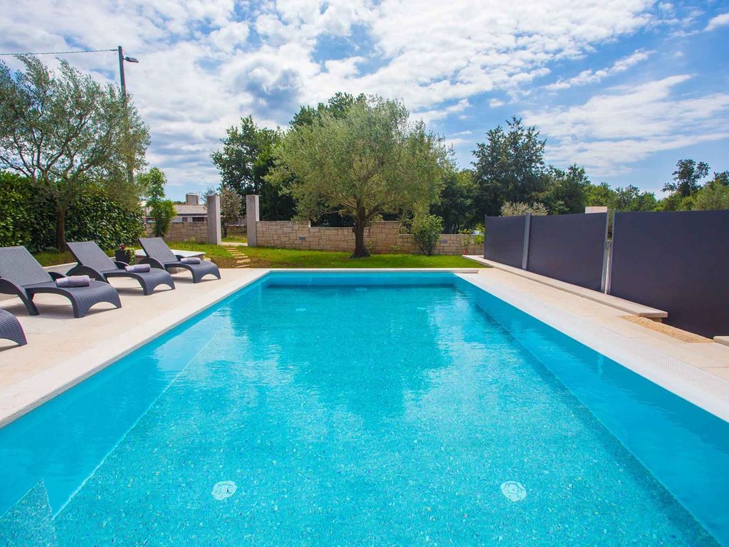 Ferienwohnung mit Pool und Klimaanlage