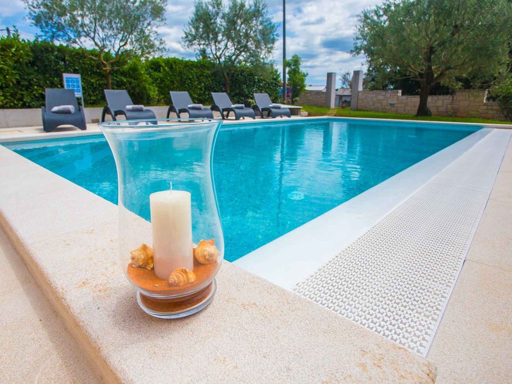 Ferienwohnung mit Pool und Klimaanlage