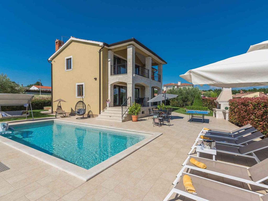 Villa mit Pool und Klimaanlage