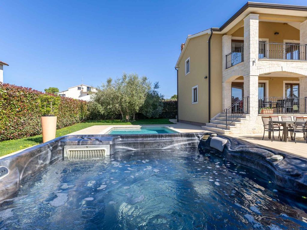 Villa mit Pool und Klimaanlage