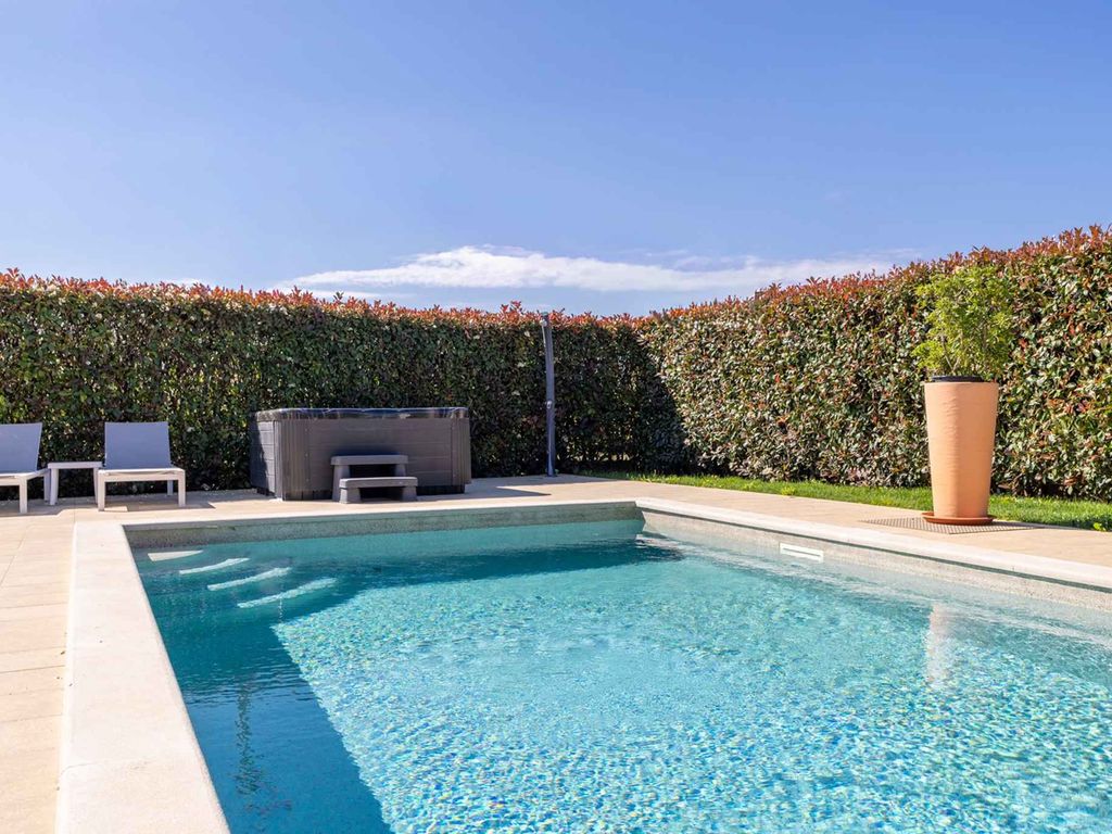 Villa mit Pool und Klimaanlage