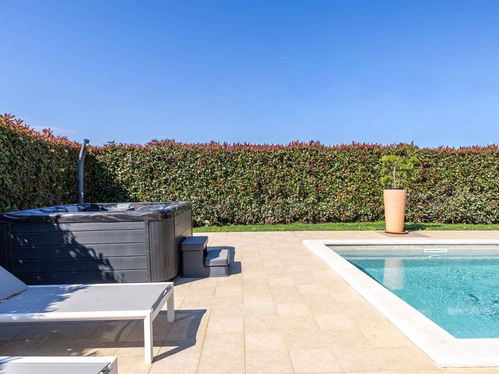 Villa mit Pool und Klimaanlage