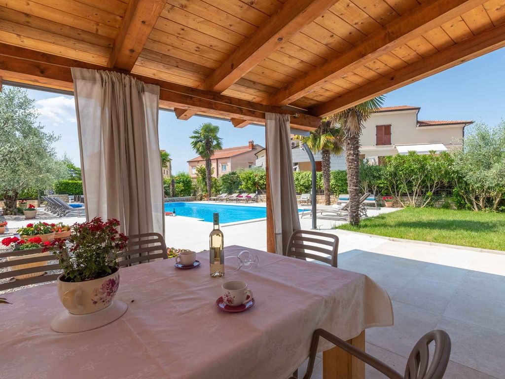 Ferienwohnung mit Pool und Grill