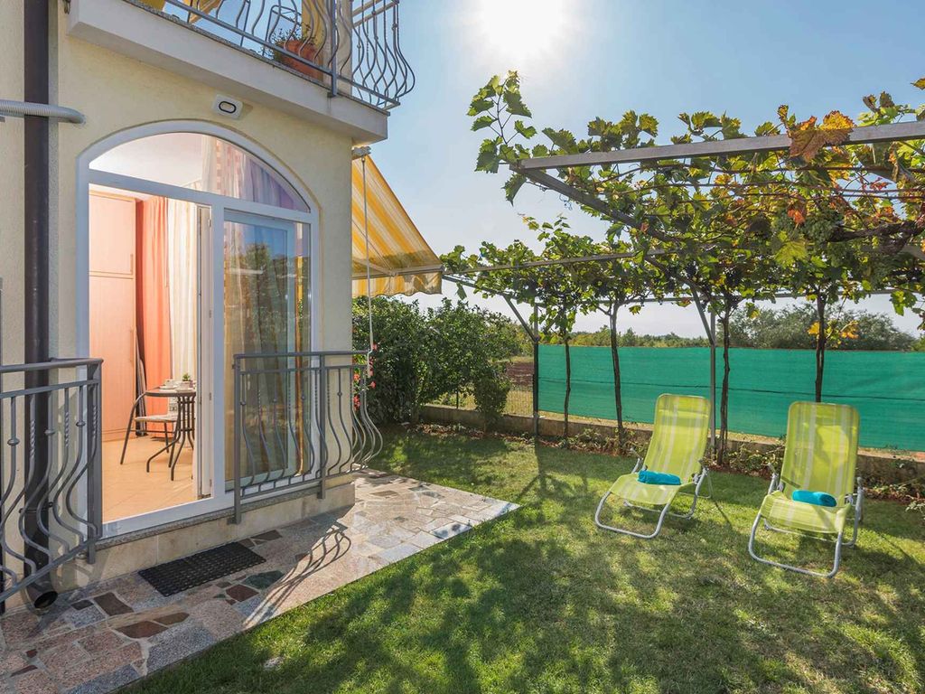 Ferienwohnung mit Terasse und Garten