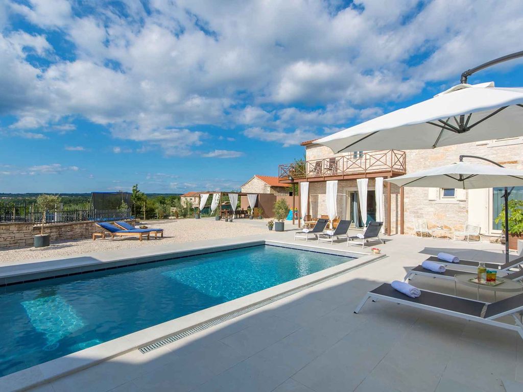Villa mit Pool und Klimaanlage