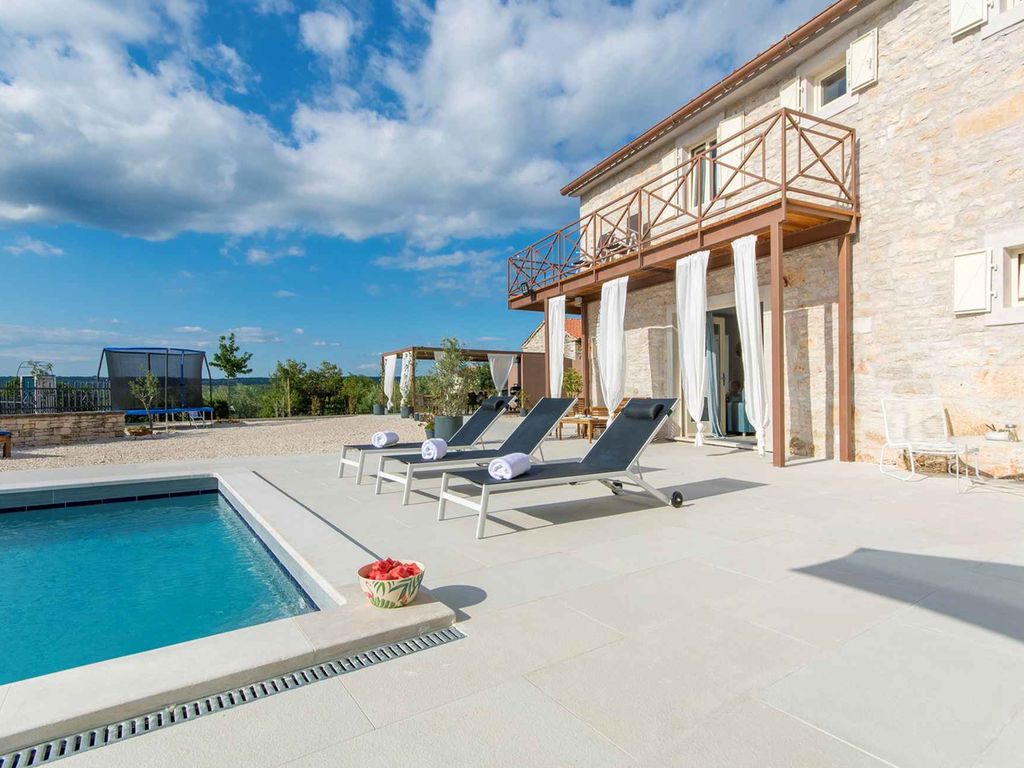 Villa mit Pool und Klimaanlage