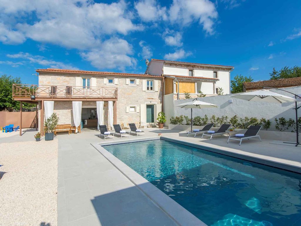 Villa mit Pool und Klimaanlage