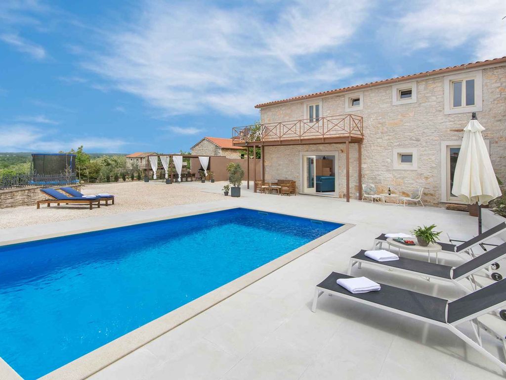 Villa mit Pool und Klimaanlage