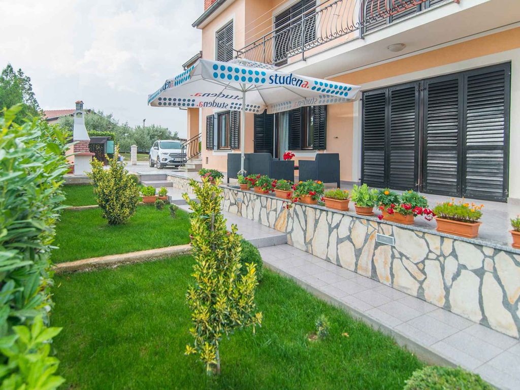 Ferienwohnung mit Terrasse und Grill