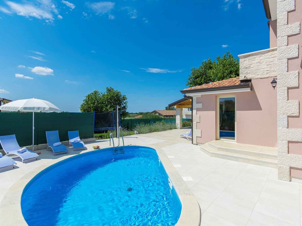 Villa mit Pool und Klimaanlage