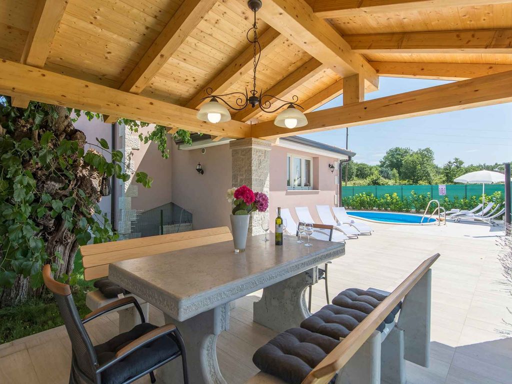 Villa mit Pool und Klimaanlage