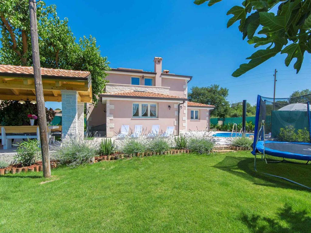 Villa mit Pool und Klimaanlage