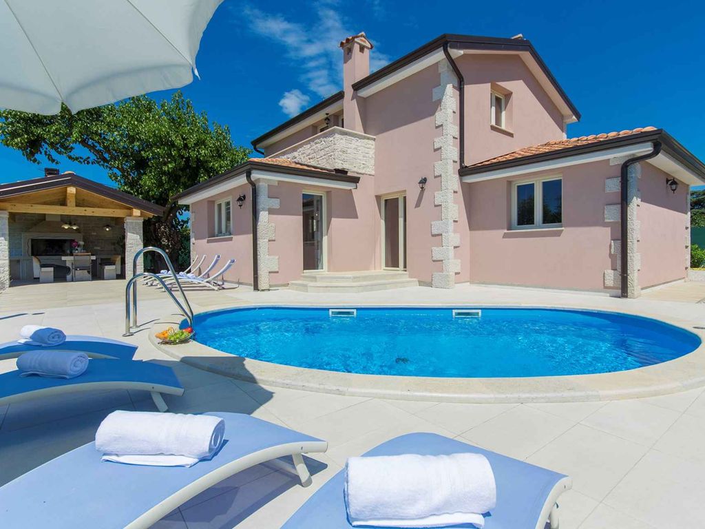 Villa mit Pool und Klimaanlage